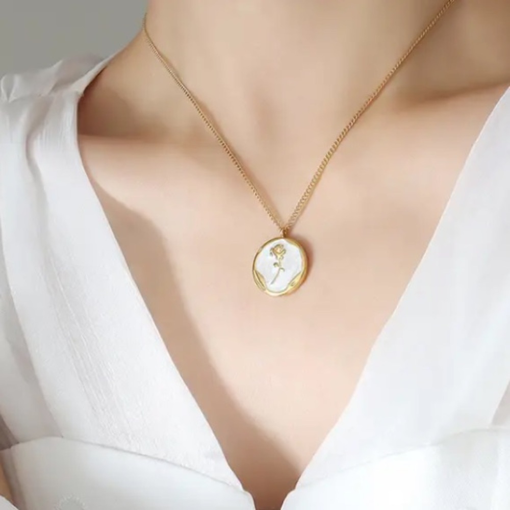 Elegant Gold and White Pendant Necklace